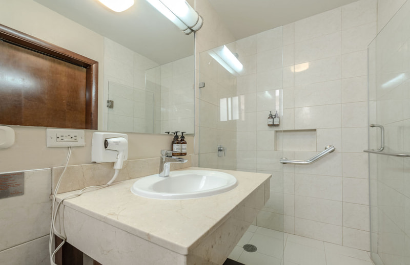 Lavabo y ducha de la habitación Doble