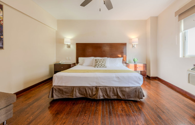 Cama king y lámparas de lectura