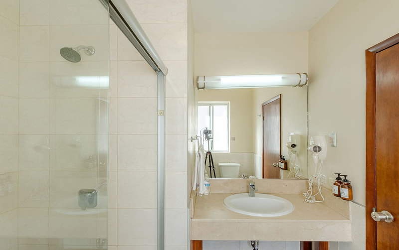 Baño de la habitación King con ducha