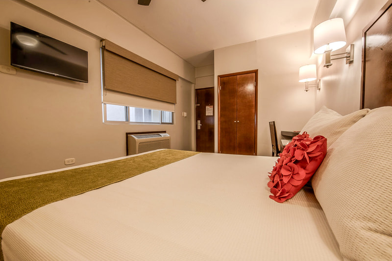 Ventana y cama de la habitación Queen