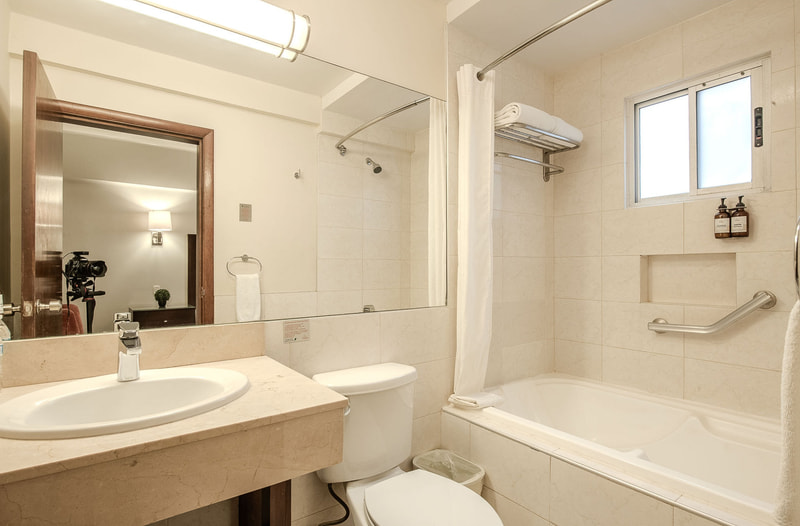 Baño de la habitación Queen fotografiada