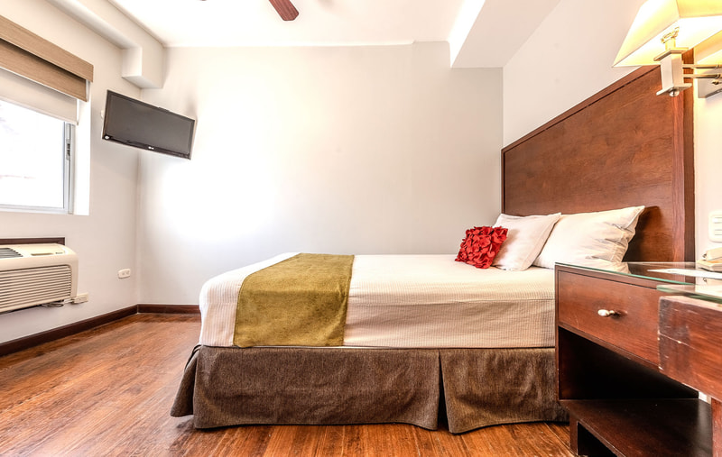Cama, pantalla y aire acondicionado de la habitación Studio