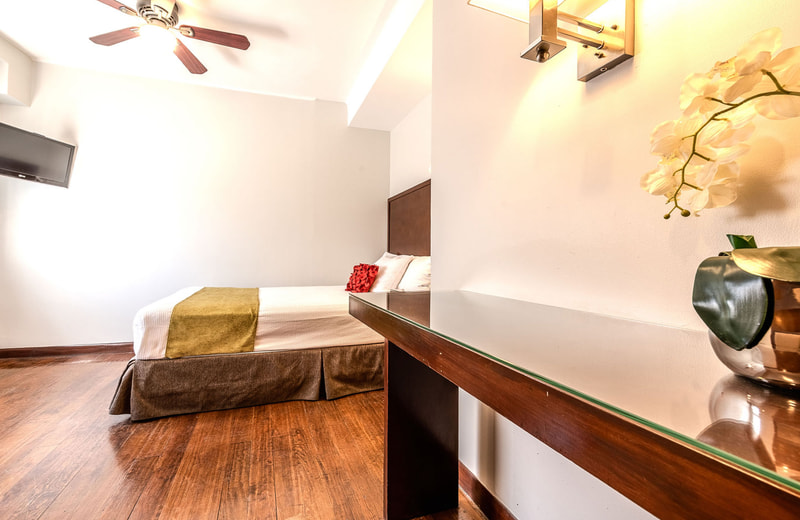 Escritorio y lámpara de la habitación Studio