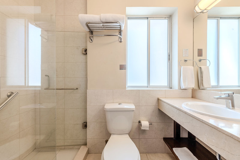 Baño con ducha de la habitación Studio