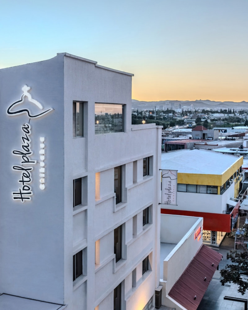 Fachada de Hotel Plaza Chihuahua con su rótulo completo al atardecer