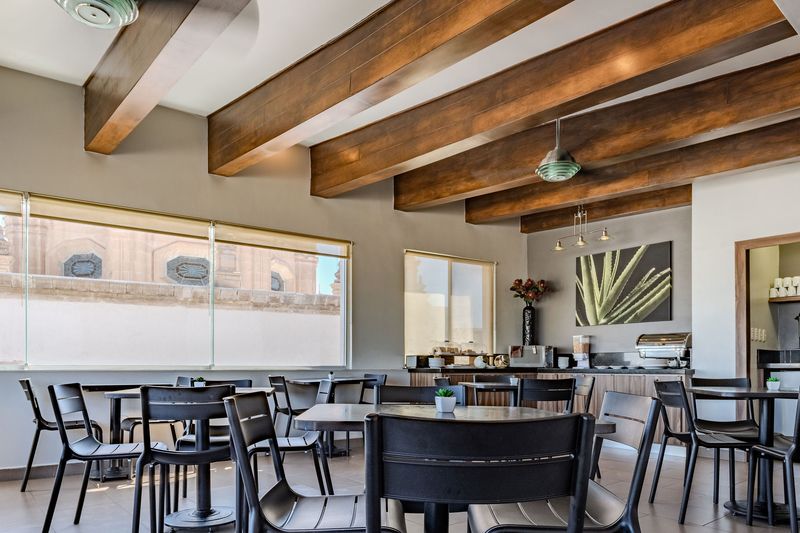 Dining room table setting