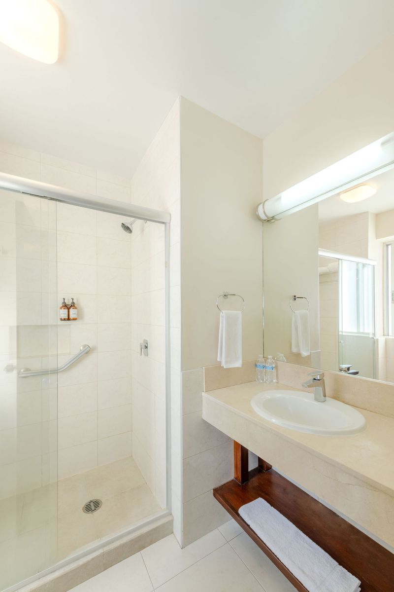 King room bathroom