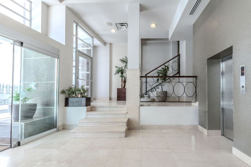Lobby with a view to the street